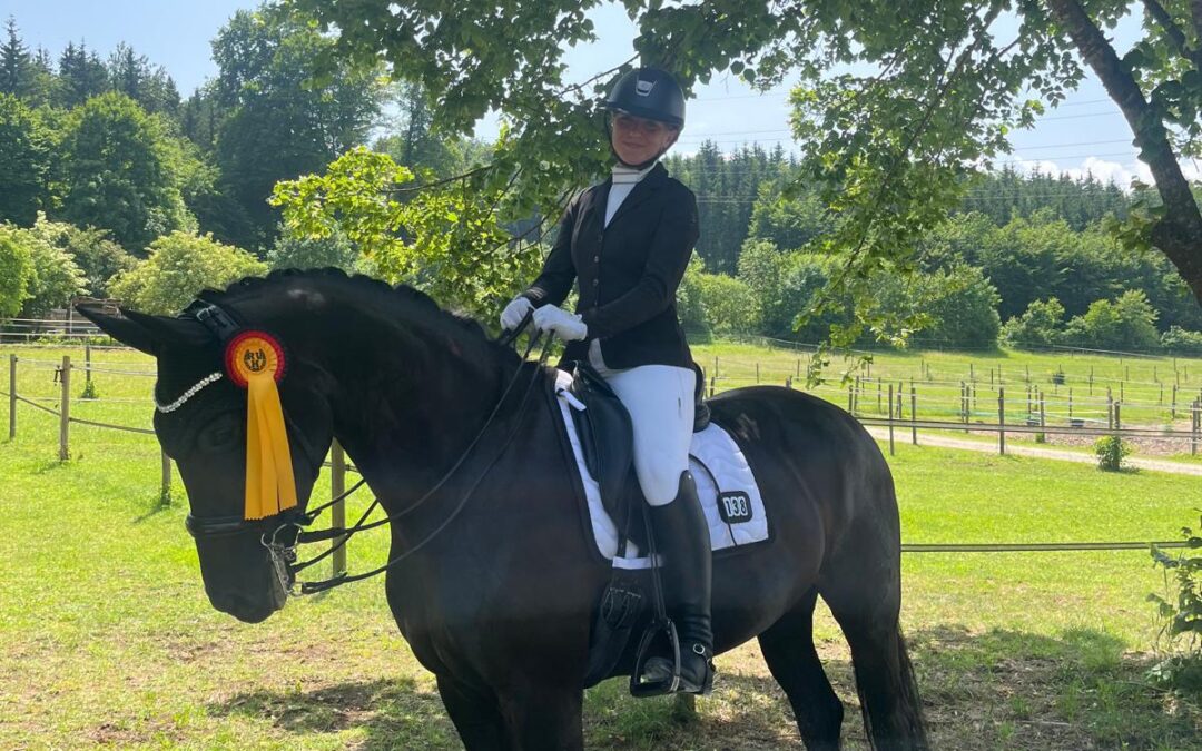 Angelina-De-Vittorio-Vermittlung-Verkauf-Pferde-Sportpferde-Freizeitpferde-Dressurpferde-Verkaufspferde-Pferdeverkauf-Süddeutschland-Bayern-Kunde-Familie-Dangel