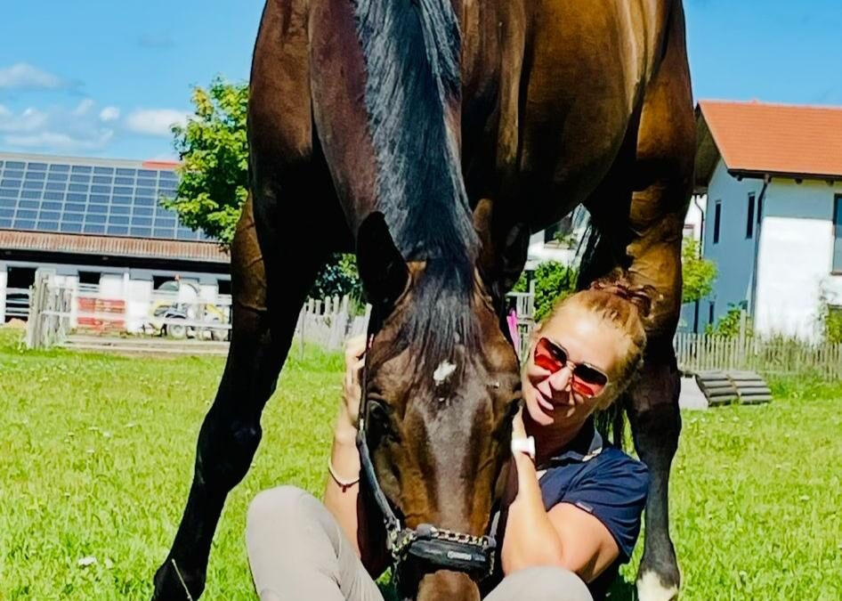 Angelina-De-Vittorio-Vermittlung-Verkauf-Pferde-Sportpferde-Freizeitpferde-Dressurpferde-Verkaufspferde-Pferdeverkauf-Süddeutschland-Bayern-Kunde-Sabine