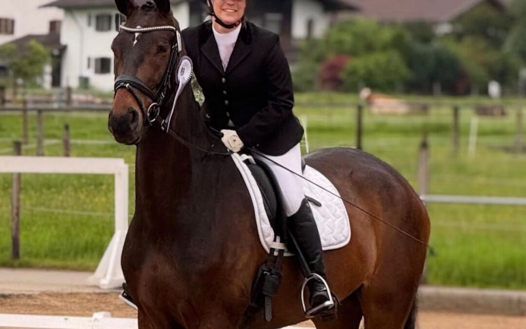 Angelina-De-Vittorio-Vermittlung-Verkauf-Pferde-Sportpferde-Freizeitpferde-Dressurpferde-Verkaufspferde-Pferdeverkauf-Süddeutschland-Bayern-Kunde-Sonja